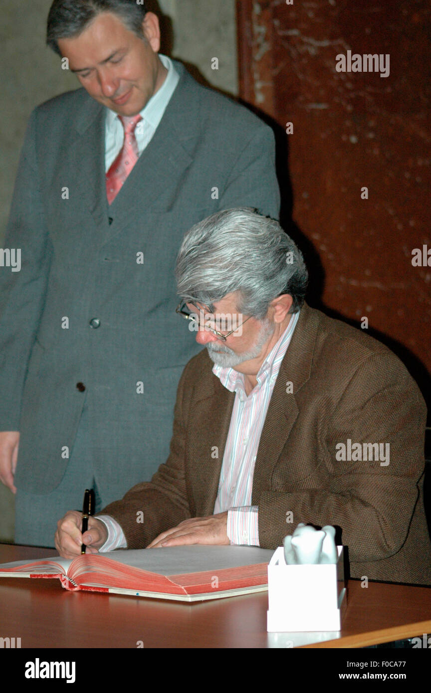 der Regierende Bürgermeister von Berlin, Klaus Wowereit Und der Regisseur von "Star Wars, Teil 3", George Lucas, 18. Mai 2005 Stockfoto