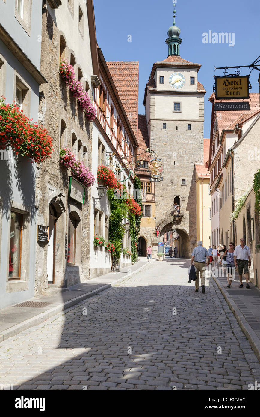 Weißer Turm auf Georgengasse, Rothenburg Ob der Tauber, Franken, Bayern, Deutschland Stockfoto