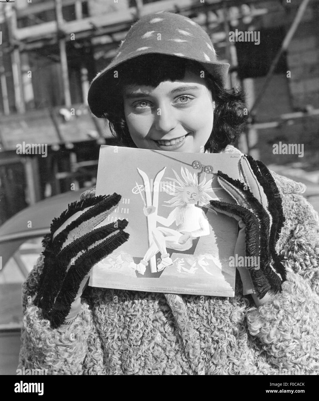 Mode, 50er Jahre, Wintermode, Frau im Pelz von Viktor Körper, mit Hut von  Ina Böckler und Handschuhen 'Ponny' von Richthofen, 50er Jahre,  Additional-Rights-Clearences-not available Stockfotografie - Alamy