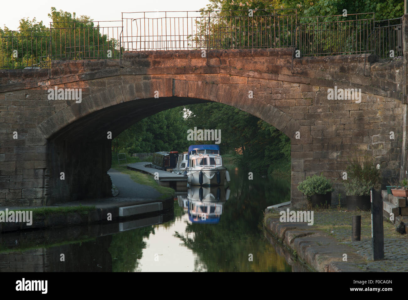 Kanalbrücke und Liegeplätze am Union Canal in Linlithgow, West Lothian, Schottland, Vereinigtes Königreich Stockfoto