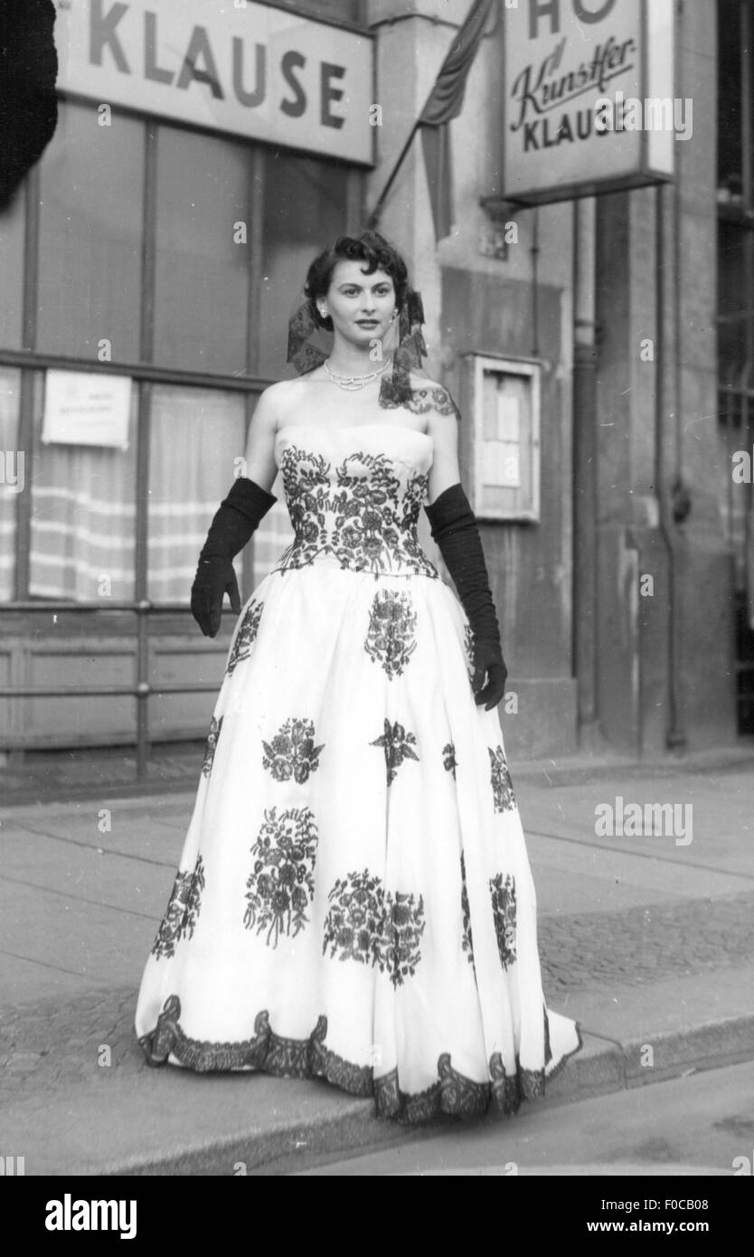Mode, 50er Jahre, Abendmode, Abendkleid aus Rumänien, Herbstmesse, Leipzig, 9.9.1955, Additional-Rights-Clearences-not available Stockfoto