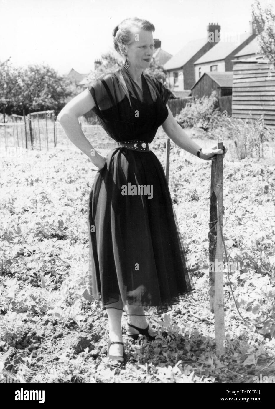 Personen, Frauen, 50er Jahre, Ethel Granger mit nur 36 cm breiter Taille, Großbritannien, Juni 1957, Additional-Rights-Clearences-not available Stockfoto