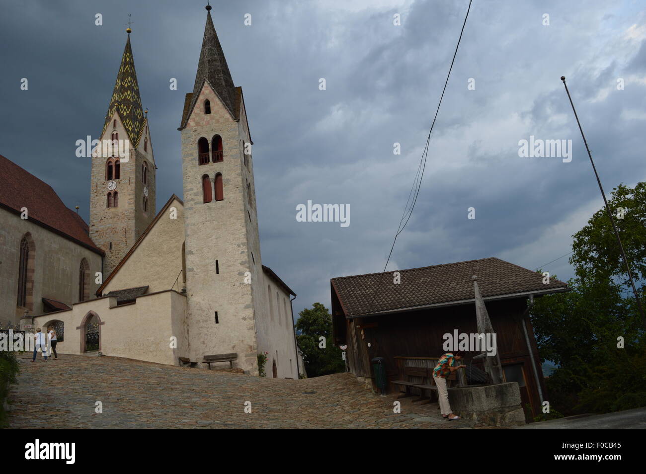 Kirchen von Villanders, links die Pfarrhaus Pfarrkirche mit Besuchern Stockfoto