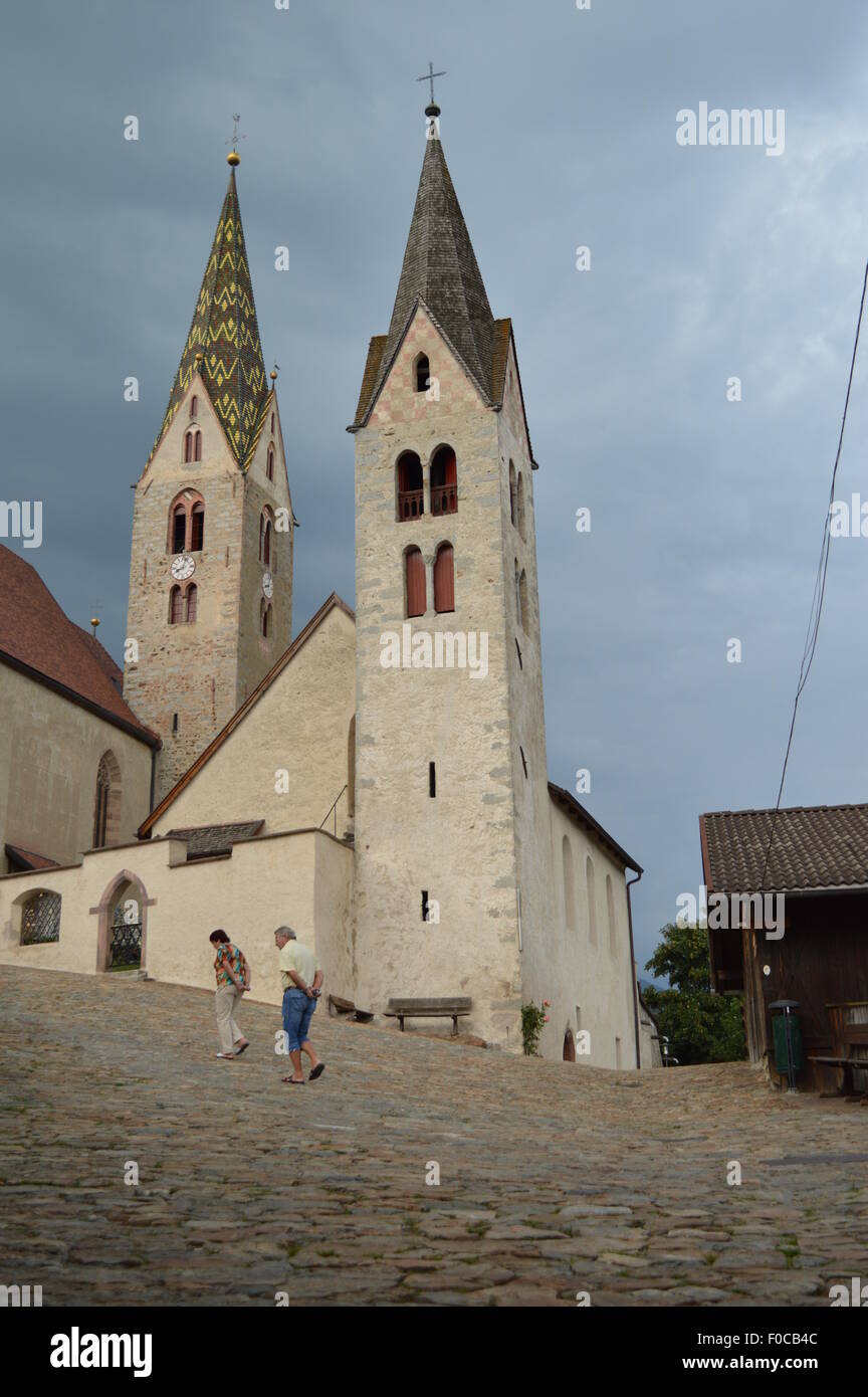 Kirchen von Villanders, links die Pfarrhaus Pfarrkirche mit Besuchern Stockfoto