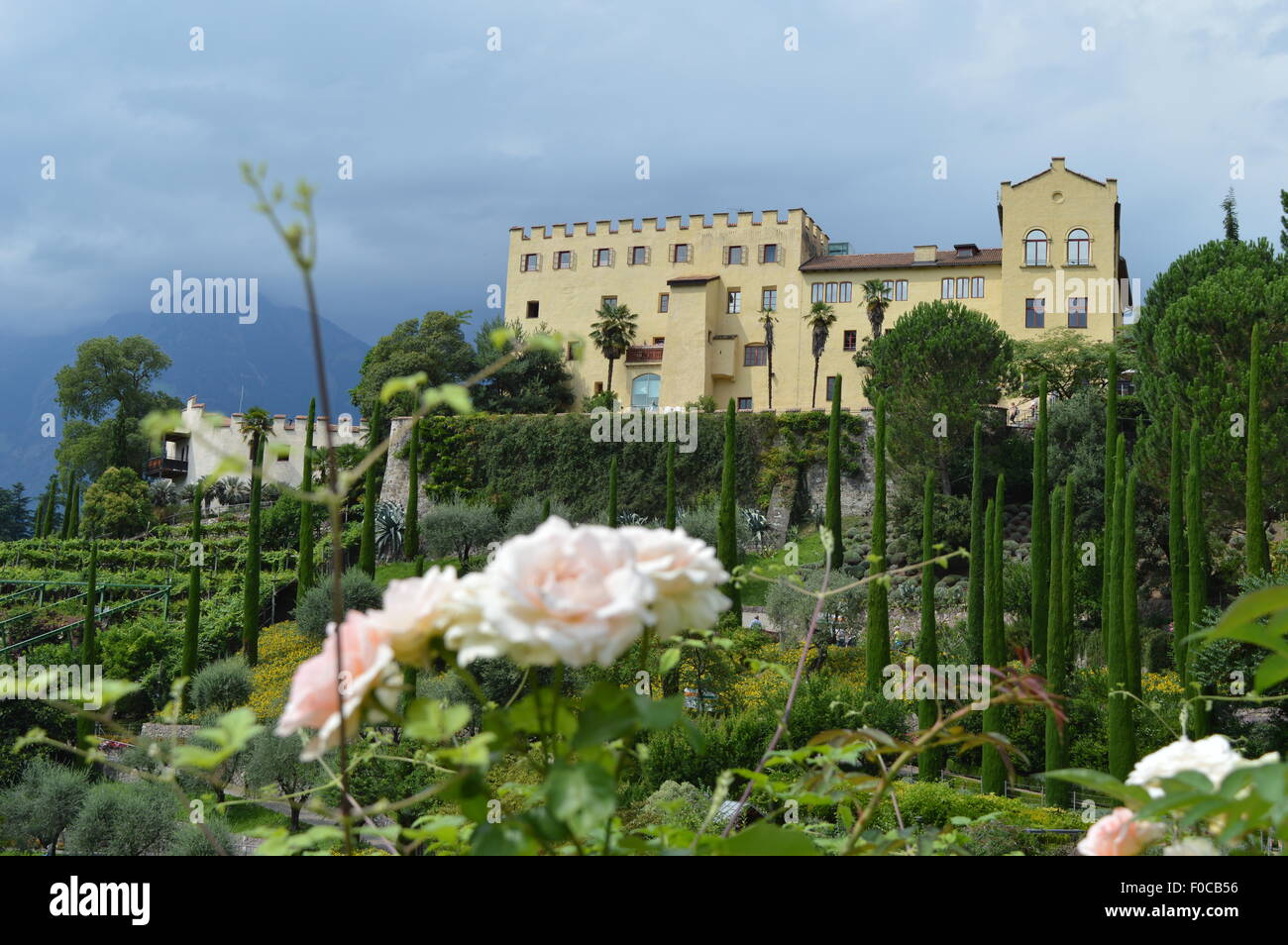 Luftaufnahme der botanischen Gärten Schloss Trauttmansdorff und Teile von Meran in Südtirol Stockfoto