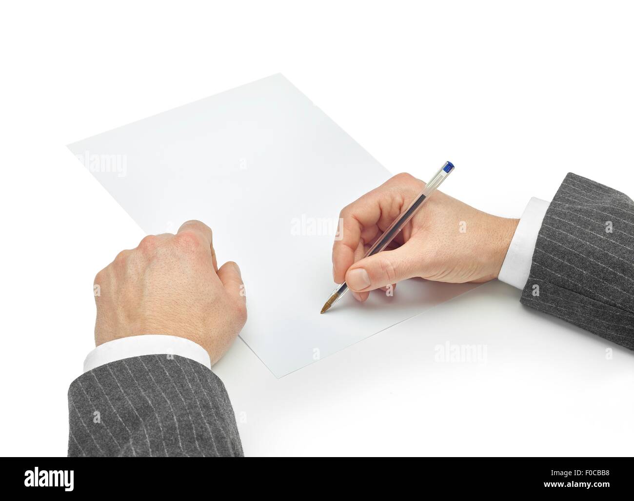Unterzeichnung eines Vertrages mit Beschneidungspfad isoliert auf weißem Hintergrund Stockfoto