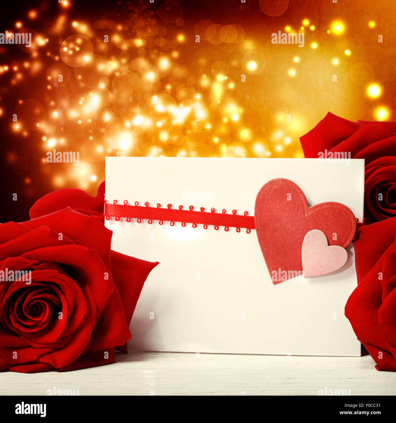 Herzen-Grußkarte mit schönen roten Rosen über abstrakten Hintergrund leuchtet Stockfoto