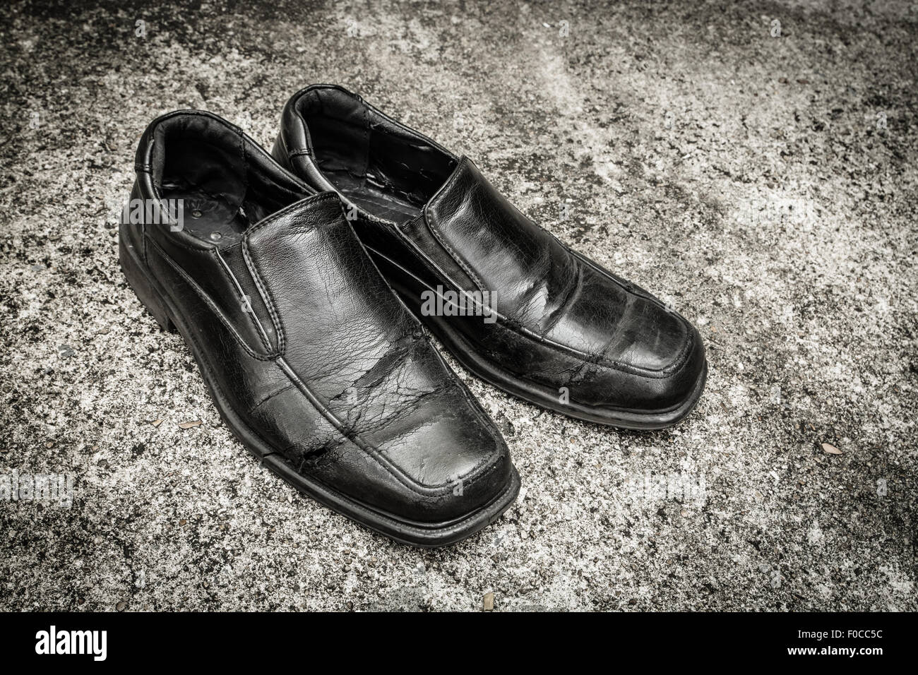 Schwarze alte Schuhe Stockfoto