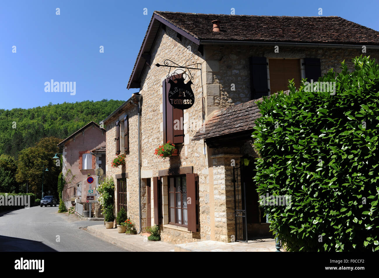 Restaurant La Terrasse in dem kleinen Dorf Grezels befindet sich ein kleines Dorf südlich von Frankreich. Stockfoto