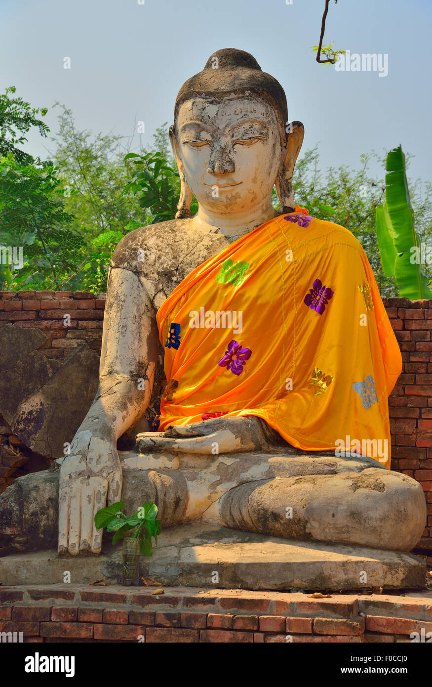 Ein Buddha mit gold Silk Schärpe an ländliche Pagode in der Nähe von Inwa (Ava), Myanmar (Burma, Birma) sitzen Asien Stockfoto