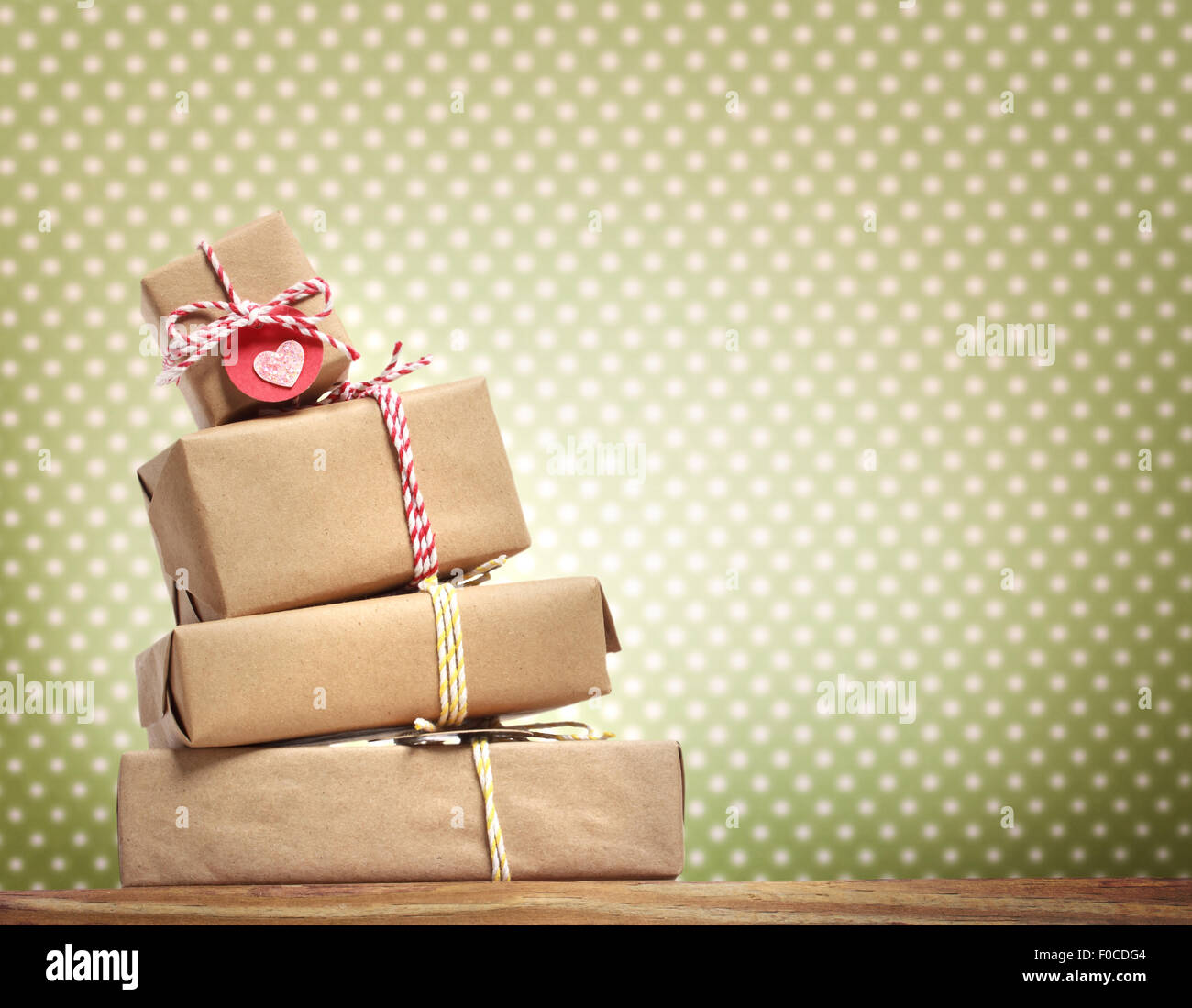 Selbstgemachtes Geschenk-Boxen über Tupfen Hintergrund Stockfoto