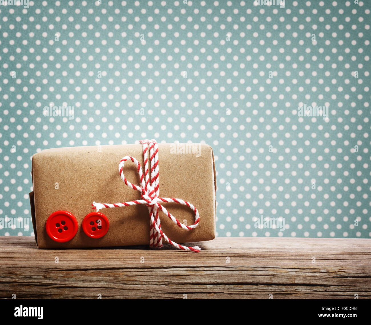 Handgefertigte Geschenkbox über blaue Tupfen Hintergrund Stockfoto