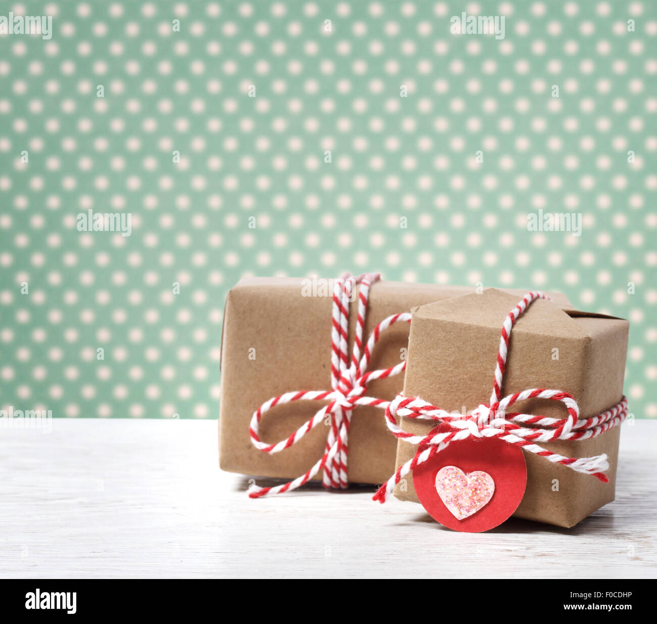 Selbstgemachtes Geschenk-Boxen mit Herz tag auf Polka Dots Hintergrund Stockfoto