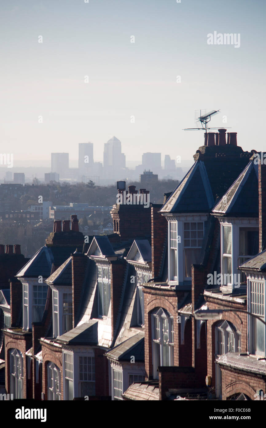 Muswell Hill Häuser mit entfernten Blick auf Skyline von Canary Wharf Wolkenkratzer Finanzviertel London England UK Stockfoto