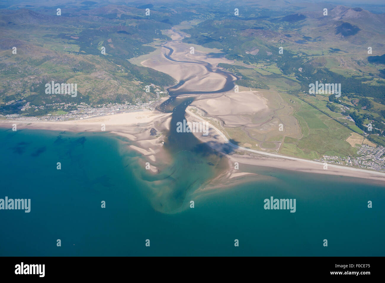 Luftaufnahme von 4.000 Fuß des Mawddach Mündung, Barmouth / Abermaw, links von Rahmen und Fairbourne Gwynedd Mid Wales UK Stockfoto