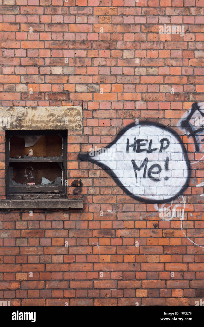 "Hilf mir!" Graffiti Wörter im Infofeld neben aus gebrochenen zerschlagen bestiegen, Fenster auf rotem Backstein Wand Hintergrund Auto Stockfoto