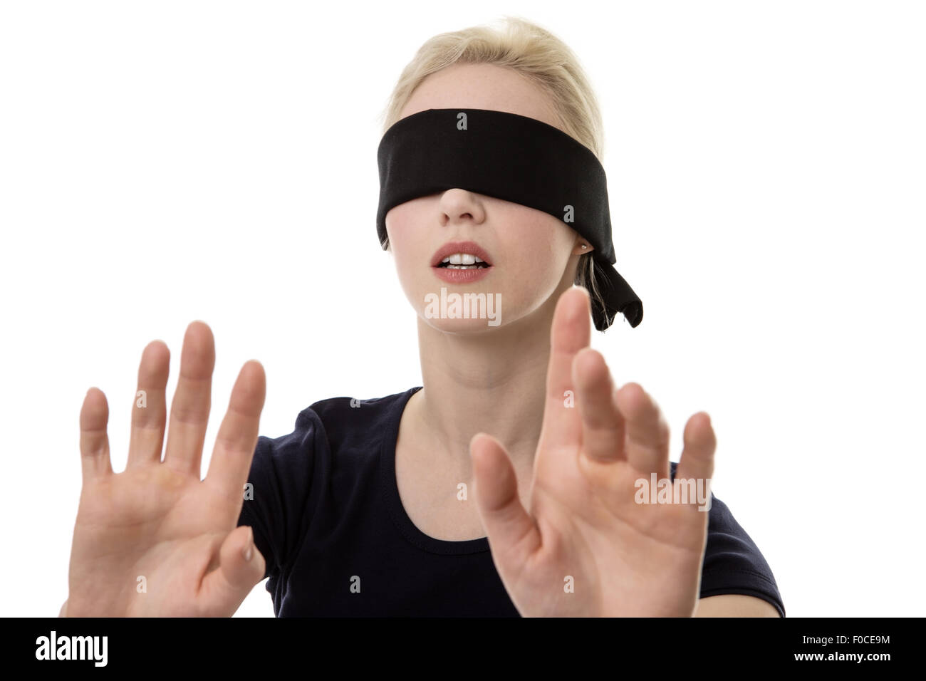 Frau trägt eine Augenbinde nicht sicher, was zu tun ist Stockfoto