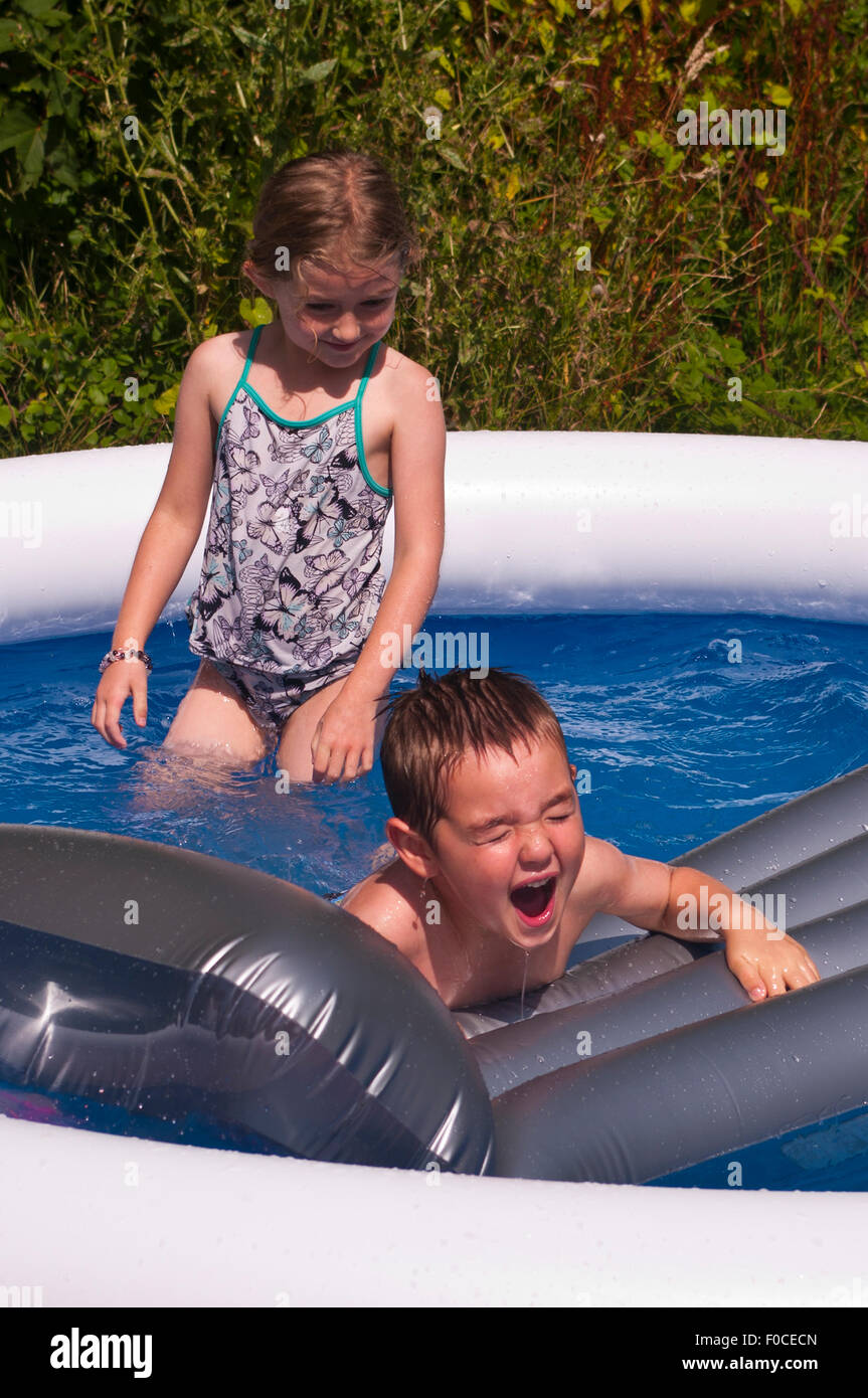 2 Kinder Abkühlung während der heißen Sommertag Stockfoto