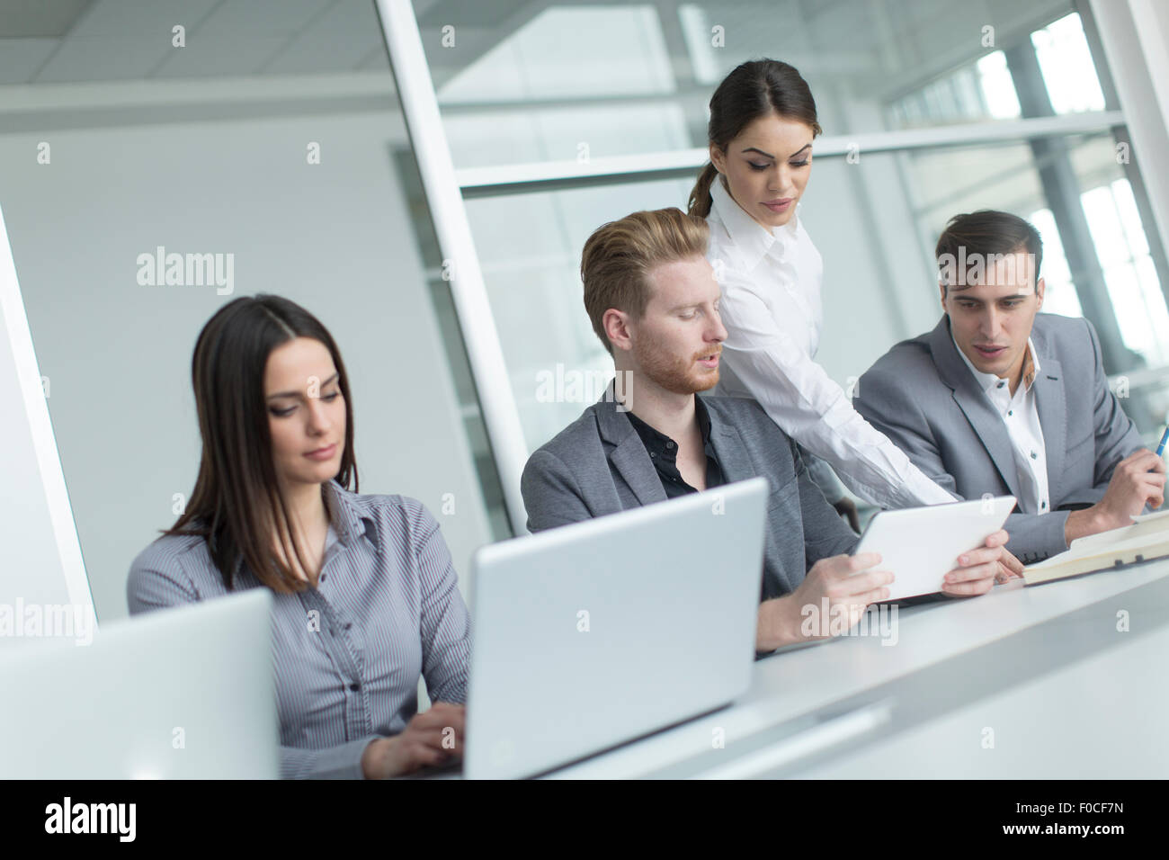 Junge Leute im Büro Stockfoto