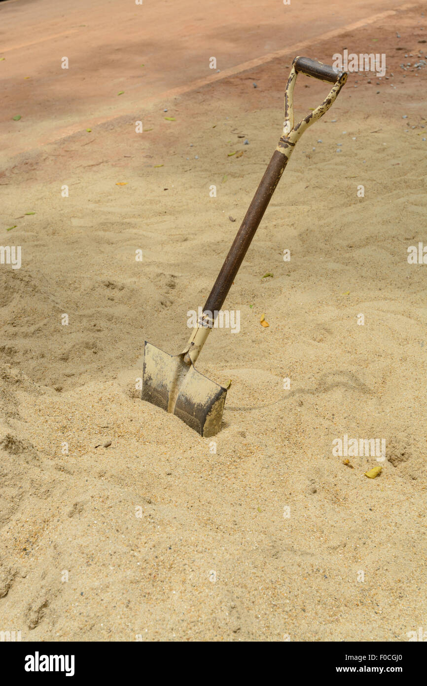 Die alte Schaufel in den Boden sand Stockfoto