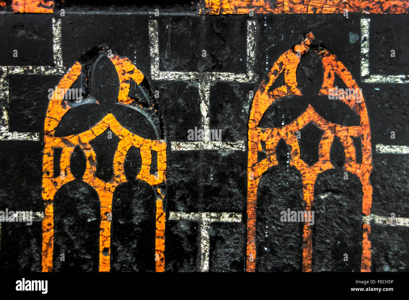 Detail des mittelalterlichen Inschrift auf Grabstein / eingeschnittene Platte zeigt Gravuren gefüllt mit orange Paste und weißem Marmor Stockfoto