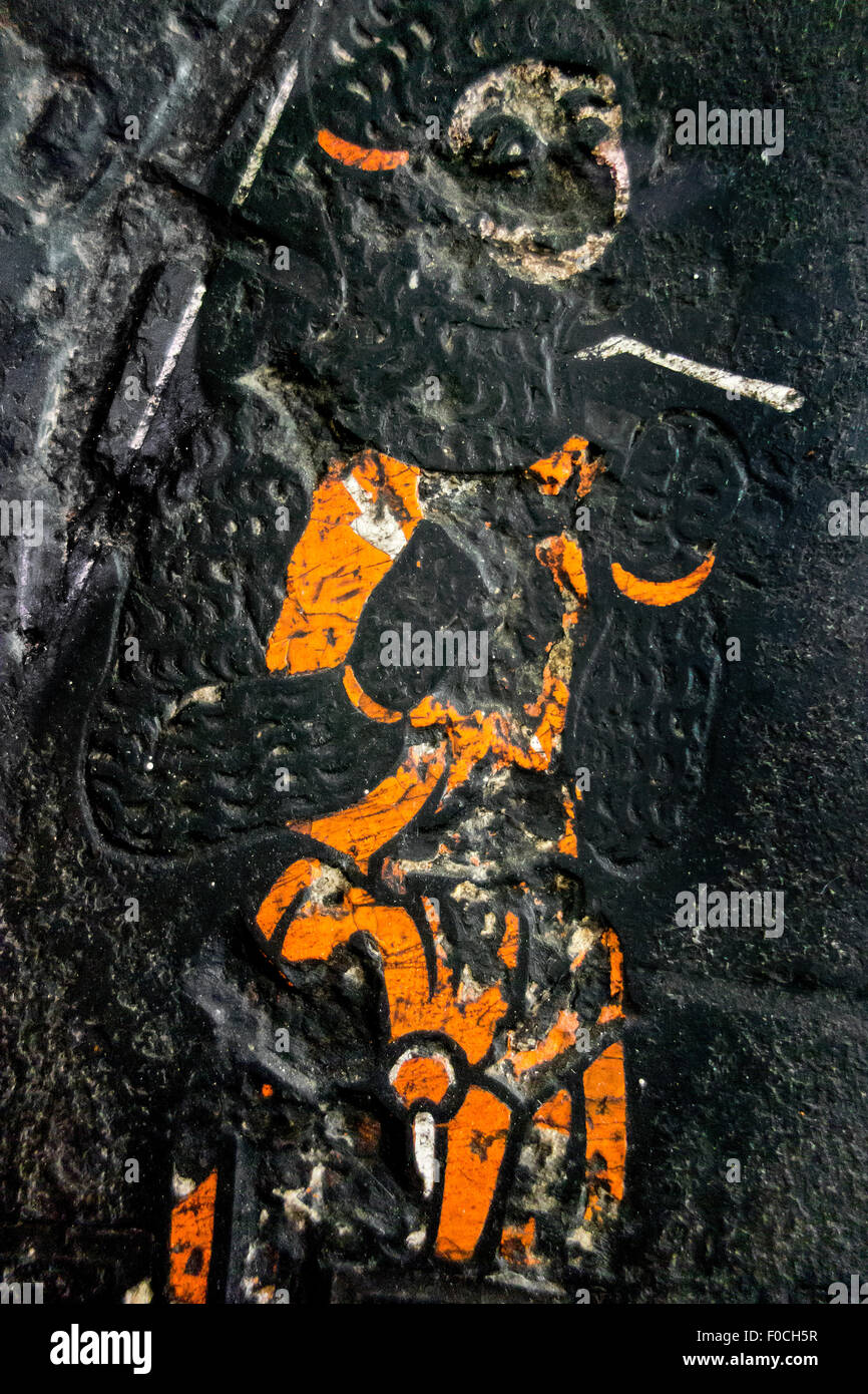 Detail des mittelalterlichen Inschrift auf Grabstein / eingeschnittene Platte zeigt Gravuren gefüllt mit orange Paste und weißem Marmor Stockfoto