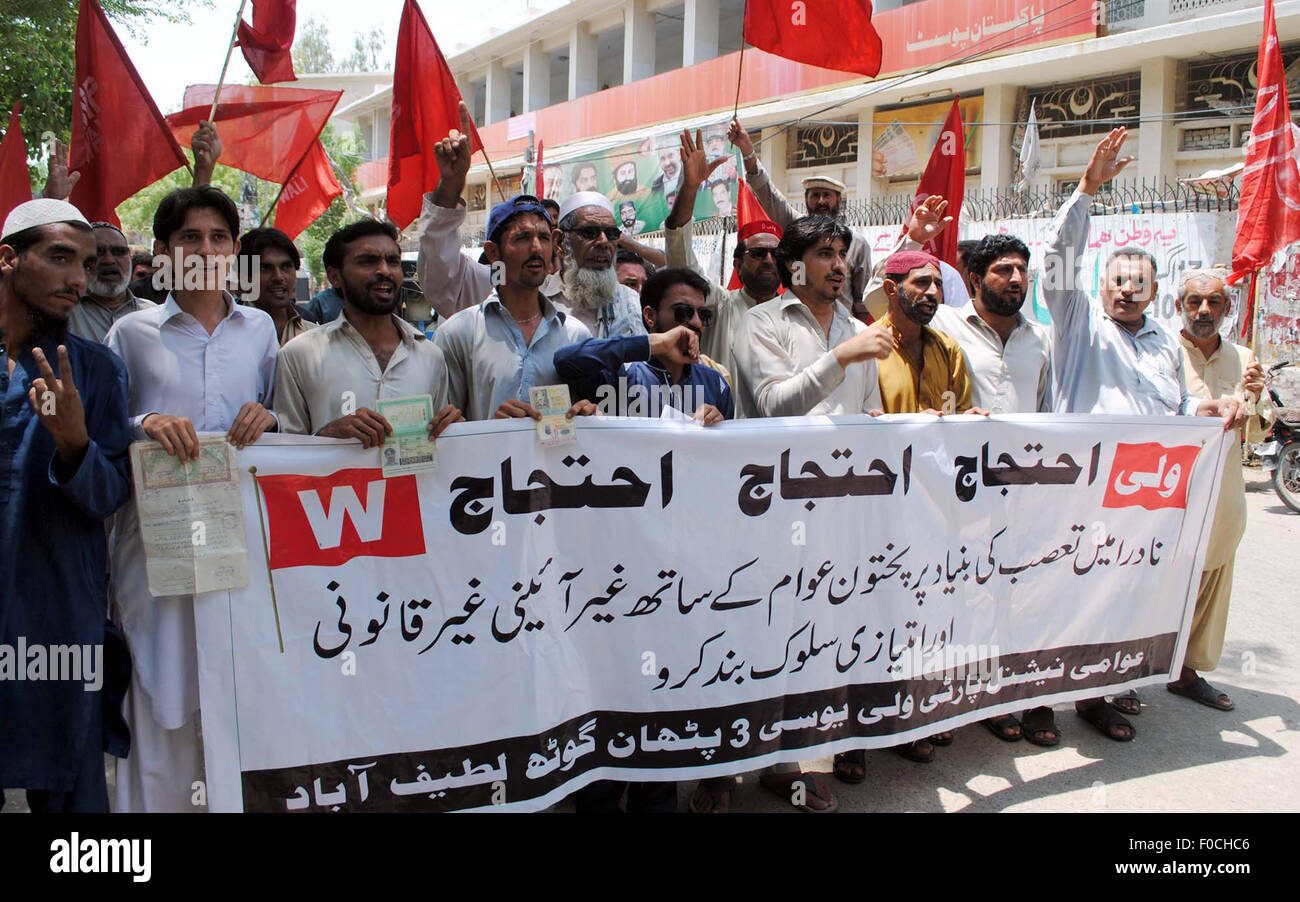 Aktivisten der Awami National Party (ANP-Wali-Gruppe) chant Parolen gegen hohen Händigkeit der nationalen Datenbank und Registrierung Berechtigung (NADRA) Abteilung bei Protestkundgebung in Hyderabad Club auf Mittwoch, 12. August 2015 drücken. Stockfoto