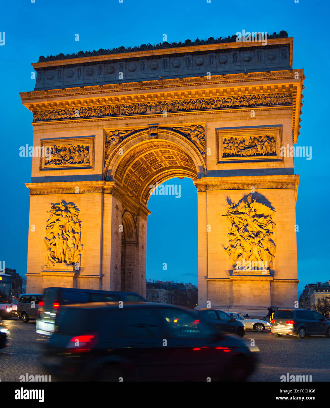 Verkehr auf Paris Straße vor Triumph Arch Paris Stockfoto