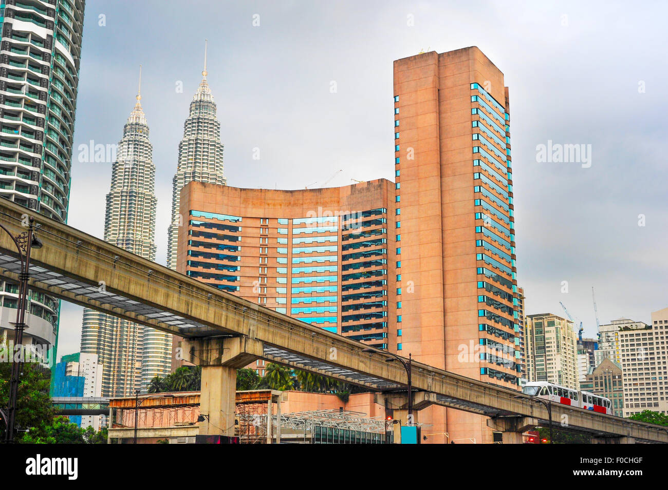 Kuala Lumpur Stadtzentrum mit LRT trainieren auf der Schiene. Malaysien Stockfoto
