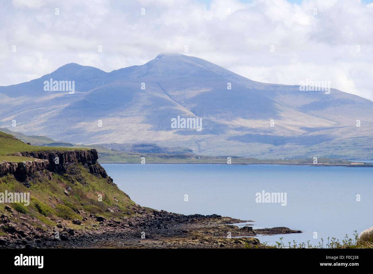 Blick über über Loch Tuath zum höchsten Berg Ben More. Kilninian Isle of Mull Inneren Hebriden Western Isles Schottland, Vereinigtes Königreich Stockfoto