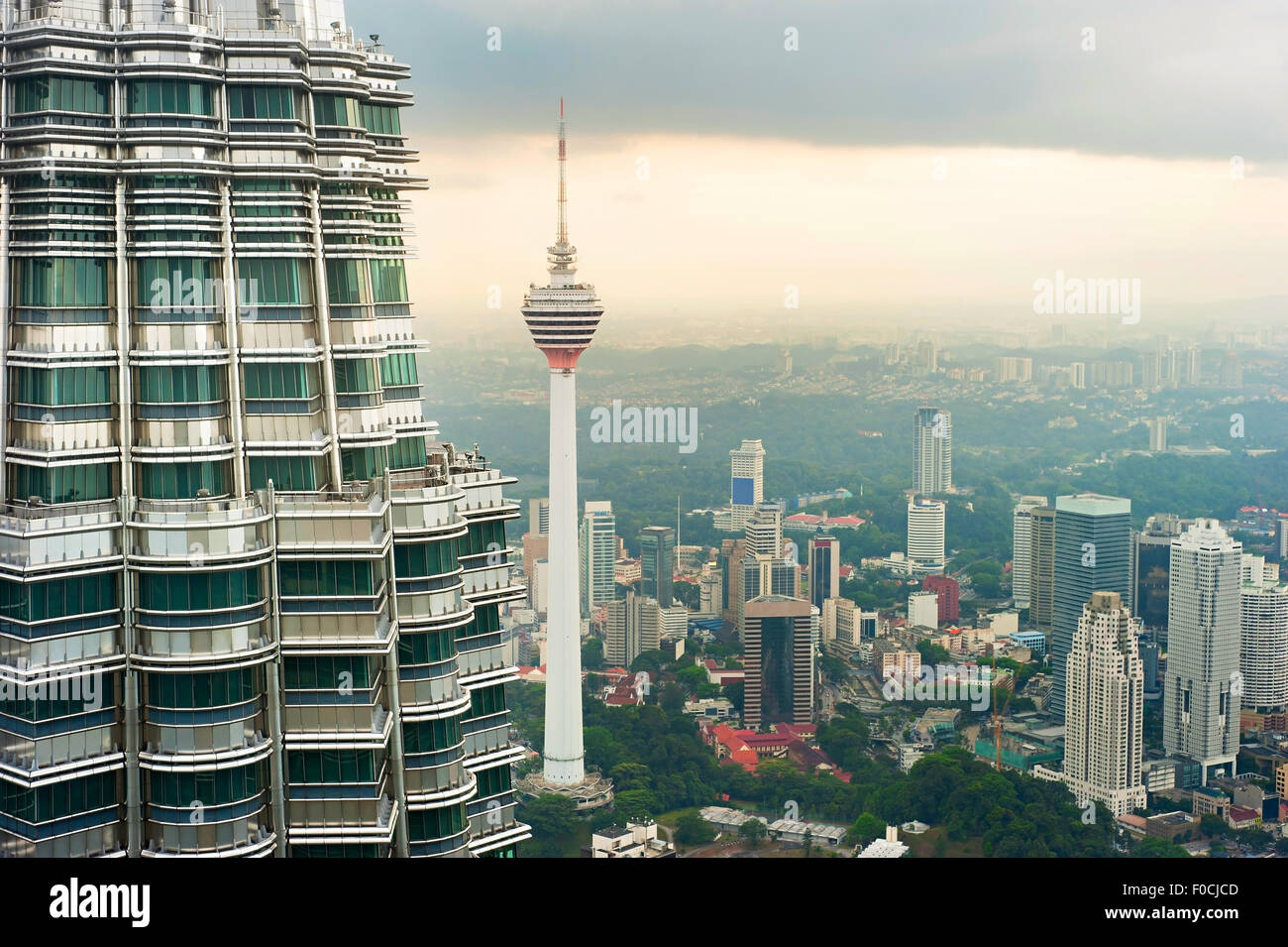 Blick von Petronas Twin Tower nach Kuala Lumpur. Menara Fernsehturm in Mitte Stockfoto