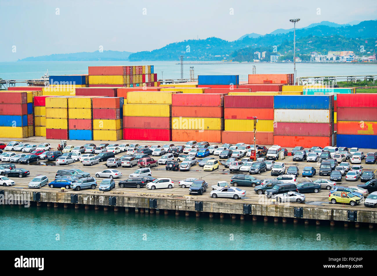 Fahrzeuge und Container in Batumi Industriehafen. Republik Georgien Stockfoto