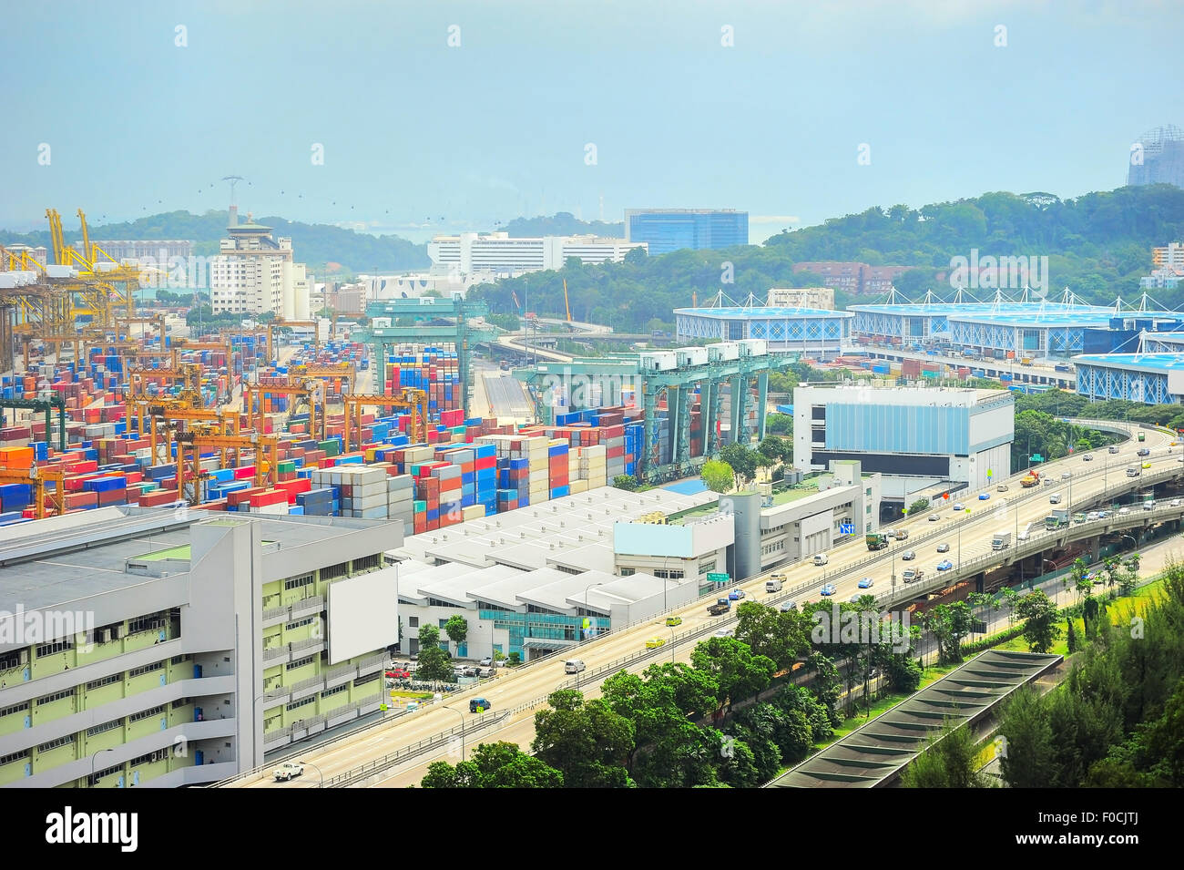 Luftbild von Singapur Industriehafen und Autobahn Stockfoto