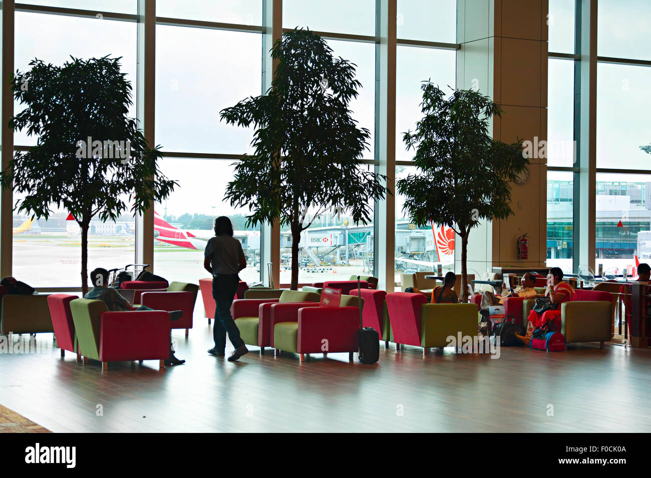 Menschen in einer Lounge am Changi International Airport. Stockfoto