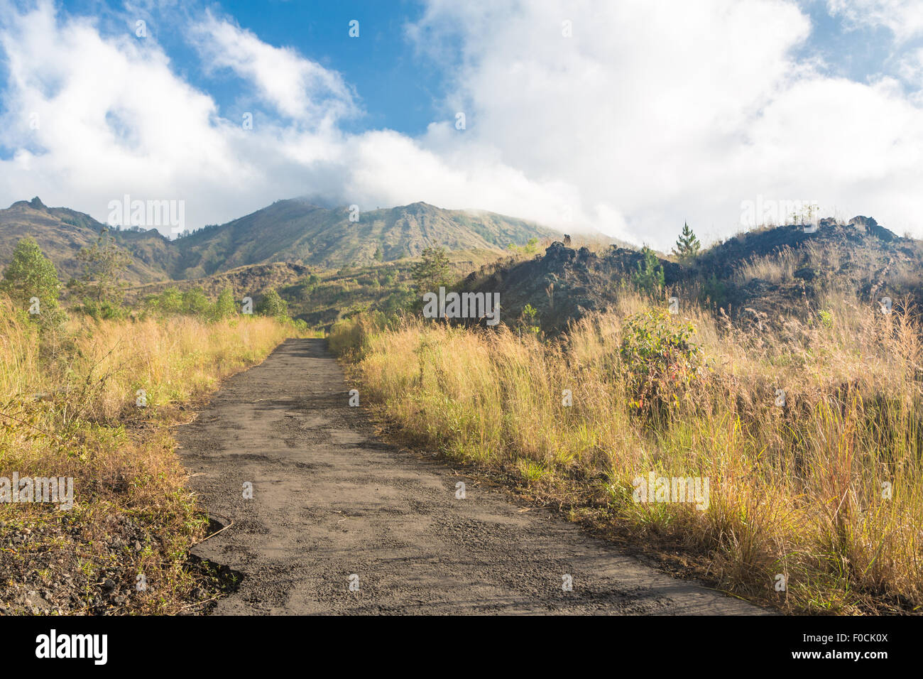 Auf dem Wanderweg zum Gipfel des Vulkans Batur in der Nähe der Ortschaft Kintamani in Bali, Indonesien Stockfoto