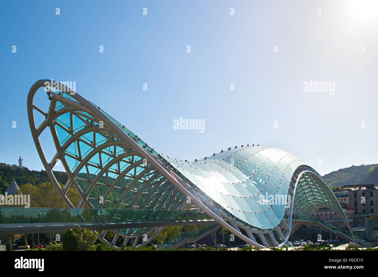 Friedensbrücke in Tiflis, Georgien. Berühmte Touristenattraktion. Stockfoto
