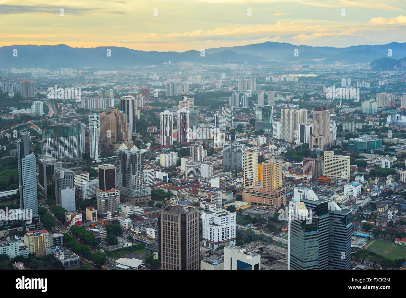 Blick von oben auf Kuala Lumpur bei Sonnenuntergang. Malaysien Stockfoto