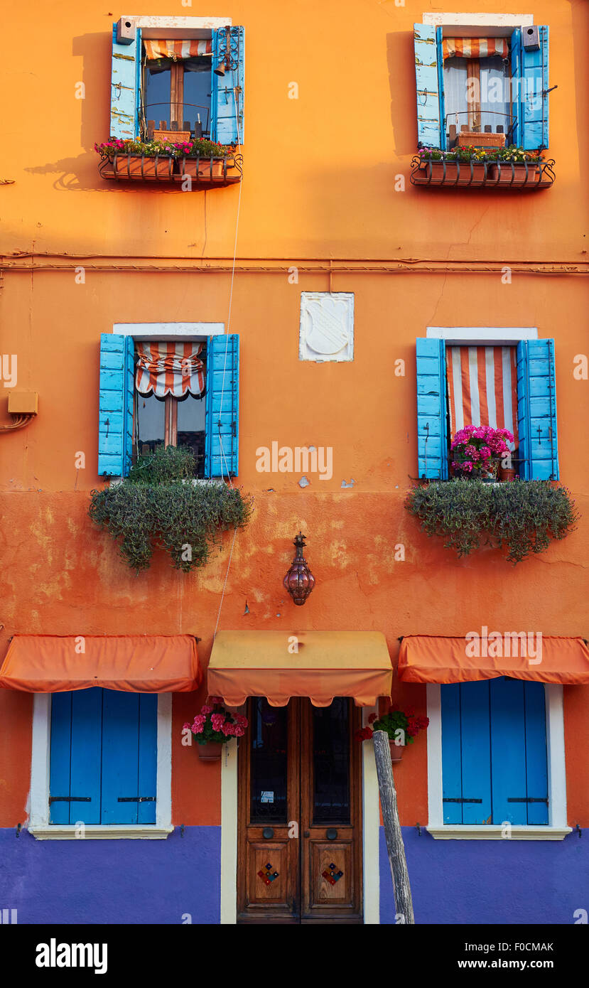 Orange Haus mit blauen Fensterläden Burano venezianischen Lagune Veneto Italien Europa Stockfoto