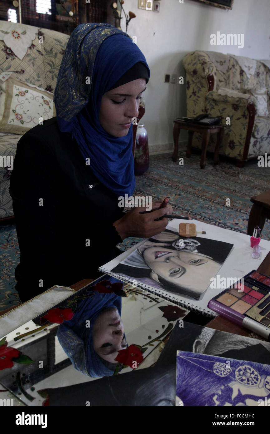 Khan Younis, Gazastreifen, Palästinensische Gebiete. 12. August 2015. Palästinensische Kholoud El-Desouki, 23-Year-Old, malt mit Kosmetik und Make-up-Tools, bei ihr zu Hause in Khan Younis im südlichen Gazastreifen, 12. August 2015. Künstler des Gaza-Streifens erlebt einen allmählichen Mangel an Künstlerbedarf seit der israelischen Blockade im Jahr 2007 Knappheit gestiegen in den letzten Monaten und sie begonnen, mit Farben, sind nicht geeignet zum Lackieren oder nicht bestimmt für künstlerische Zwecke, neben blockieren viele von ihnen aus, so dass internationale Ausstellungen, sagte El-Desouki (Credit-Bild: © Abed Rahim Khatib/APA-Bild Stockfoto