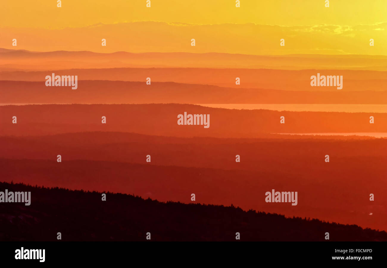 Berge-Linien im Sonnenuntergang Stunde Stockfoto