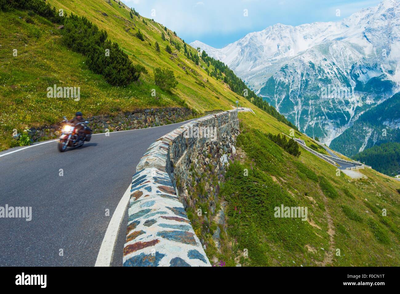 Alpenstraße Biker. Motorrad auf dem Stelvio Pass, Italien, Europa. Scenic Italienisch Berge Road. Stockfoto