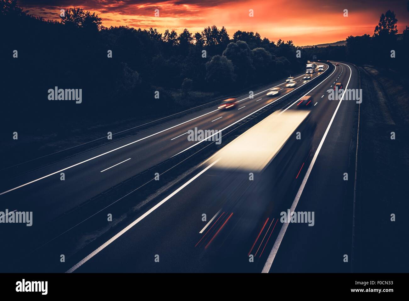 Europäische Autobahnnetz. Rasende Autos und Lastwagen auf einer modernen Autobahn in Krakau, Polen, Europa. Stockfoto