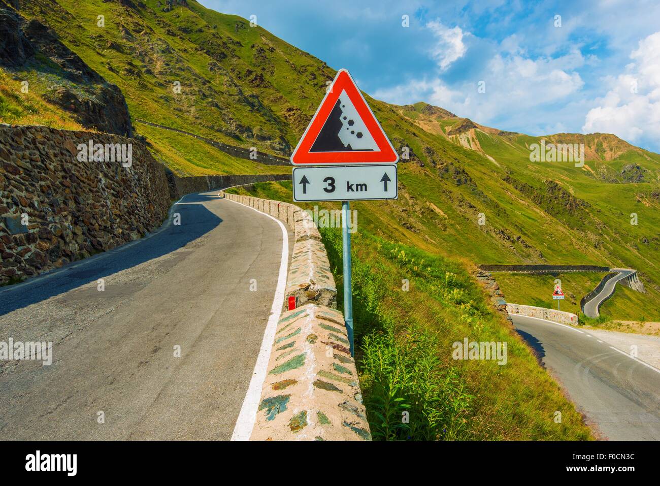 Scenic Italienisch Stelvio Pass fallen Rock Straßenschild. Stockfoto