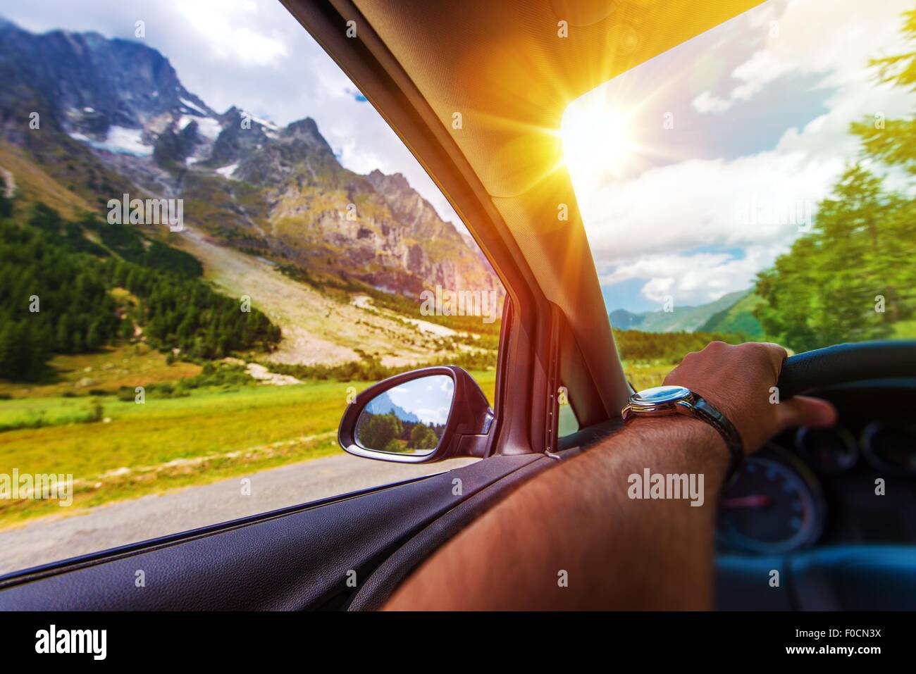 Berge Sommer Roadtrip. Fahrt entlang der Alpen Berge. Stockfoto