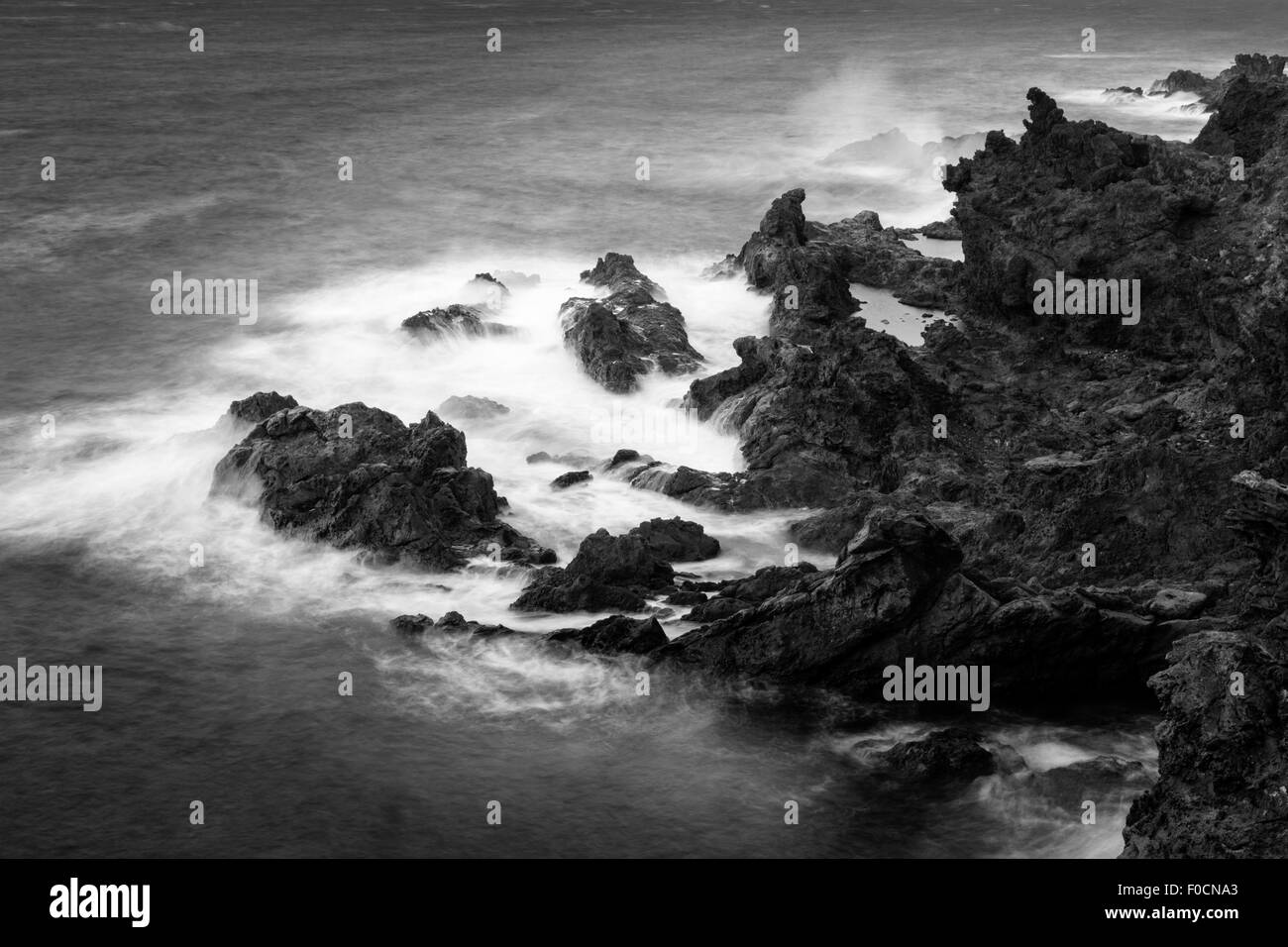 Lange Exposition Blick auf den Atlantischen Ozean auf die schroffe Felsküste von Teneriffa, Kanarische Inseln, Spanien. Farbe F0CNA6 Stockfoto