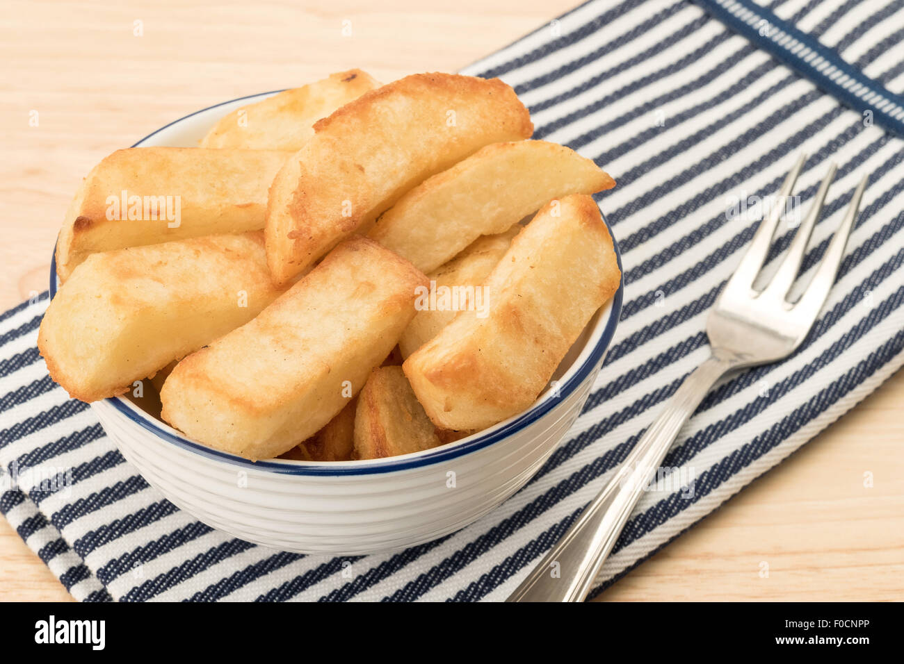 Schüssel mit Pommes-frites - Studio gedreht Stockfoto