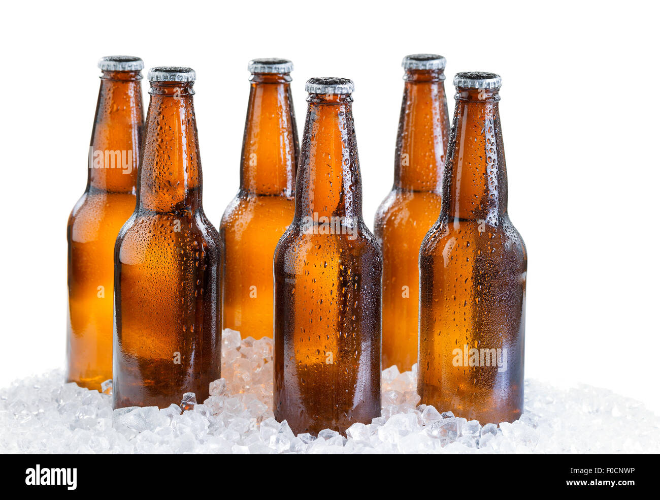 Six-Pack von Flaschenbier mit Tropfen und Eis isoliert auf weißem Hintergrund Stockfoto