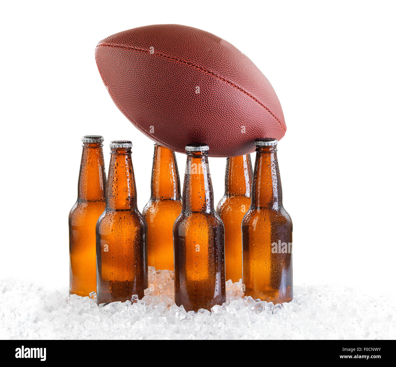 Six-Pack von Flaschenbier hält American Football isoliert auf weißem Hintergrund Stockfoto