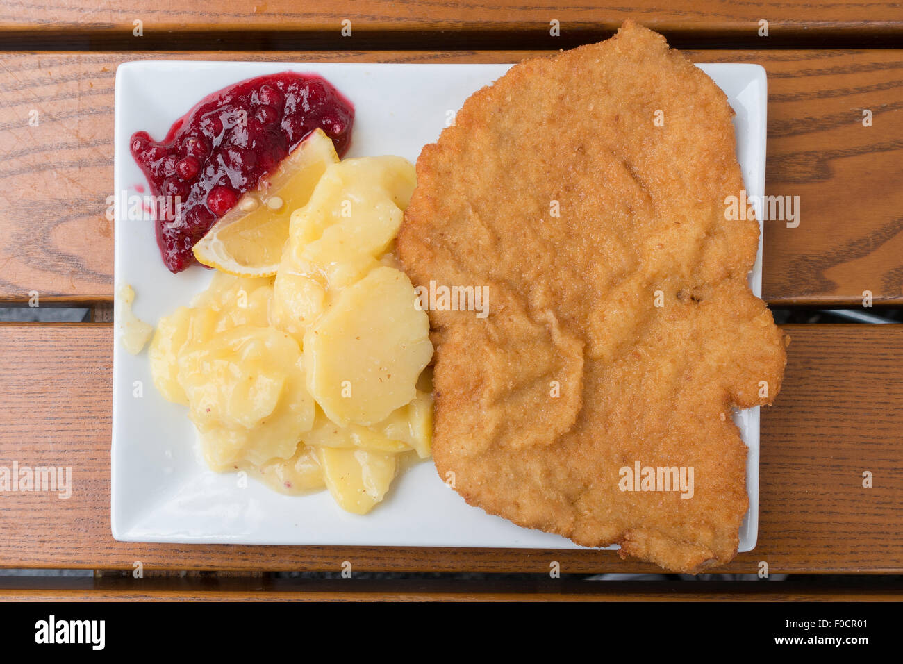 Schweinefleisch-Wienerschnitzel mit Kartoffelsalat Stockfoto