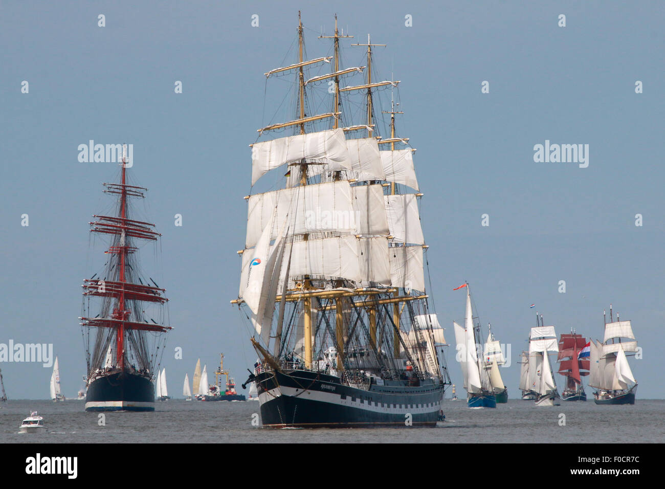 Bremerhaven, Deutschland. 12. August 2015. Großsegler "Krusenschtern" ("Krusenstern") aus Russland segelt unter anderen Windjammer wie die "Sedov", linksM aus Russland während der Öffnung Parade an der Weser in der Nähe von Bremerhaven, Norddeutschland, auf Mittwoch, 12. August 2015. Etwa 300 Schiffe beteiligen sich die Parade, die das Festival eröffnet. Bildnachweis: Focke Strangmann/Alamy Live-Nachrichten Stockfoto